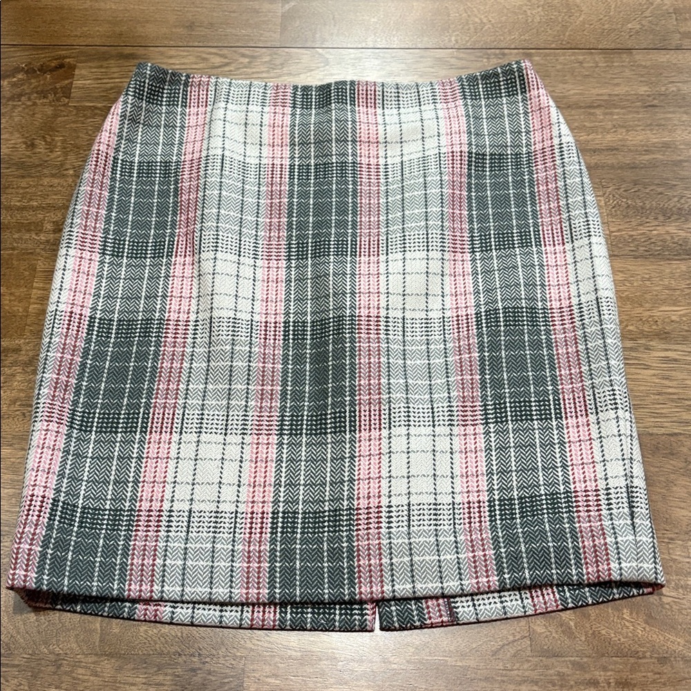 Talbots Wool Blend Skirt 10P. Fully Lined. Gray, pink, red. Like new.